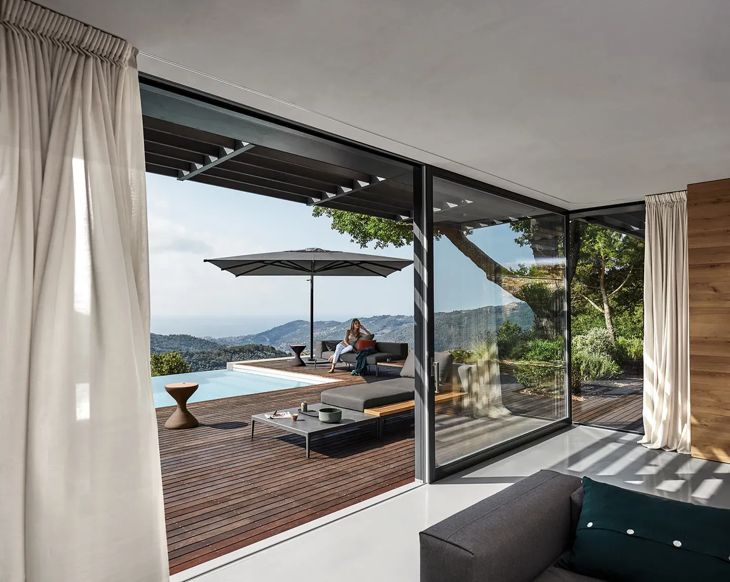 halo cantilever parasol 1