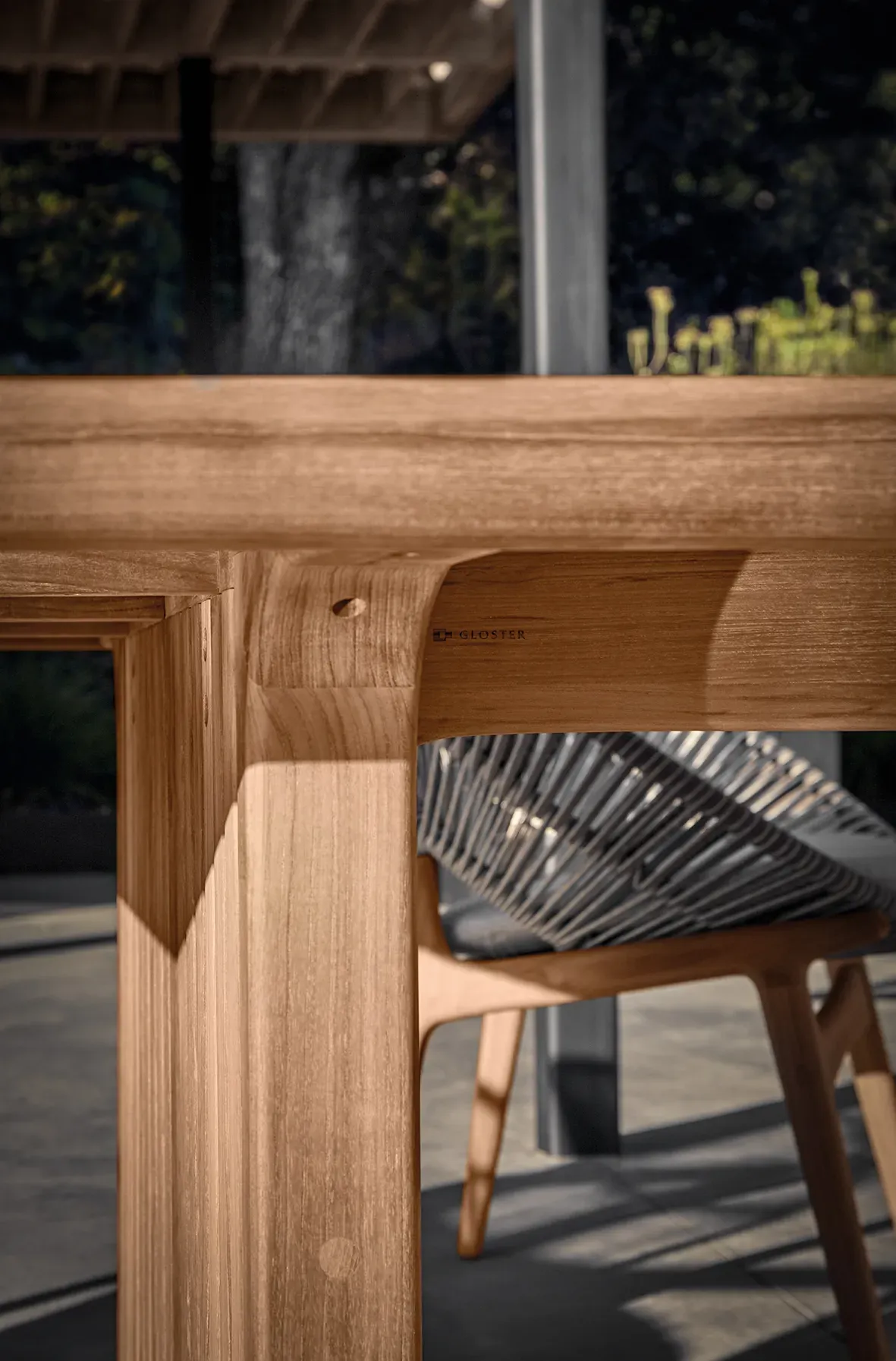 deck dining table detail 1