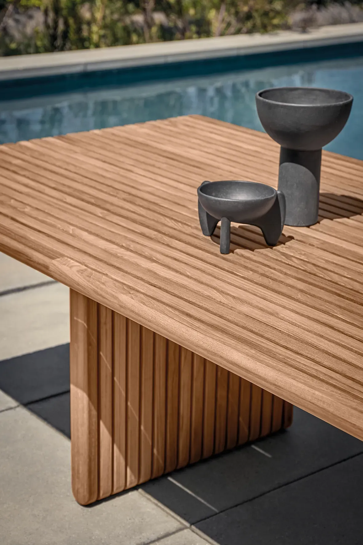 deck dining table detail 2