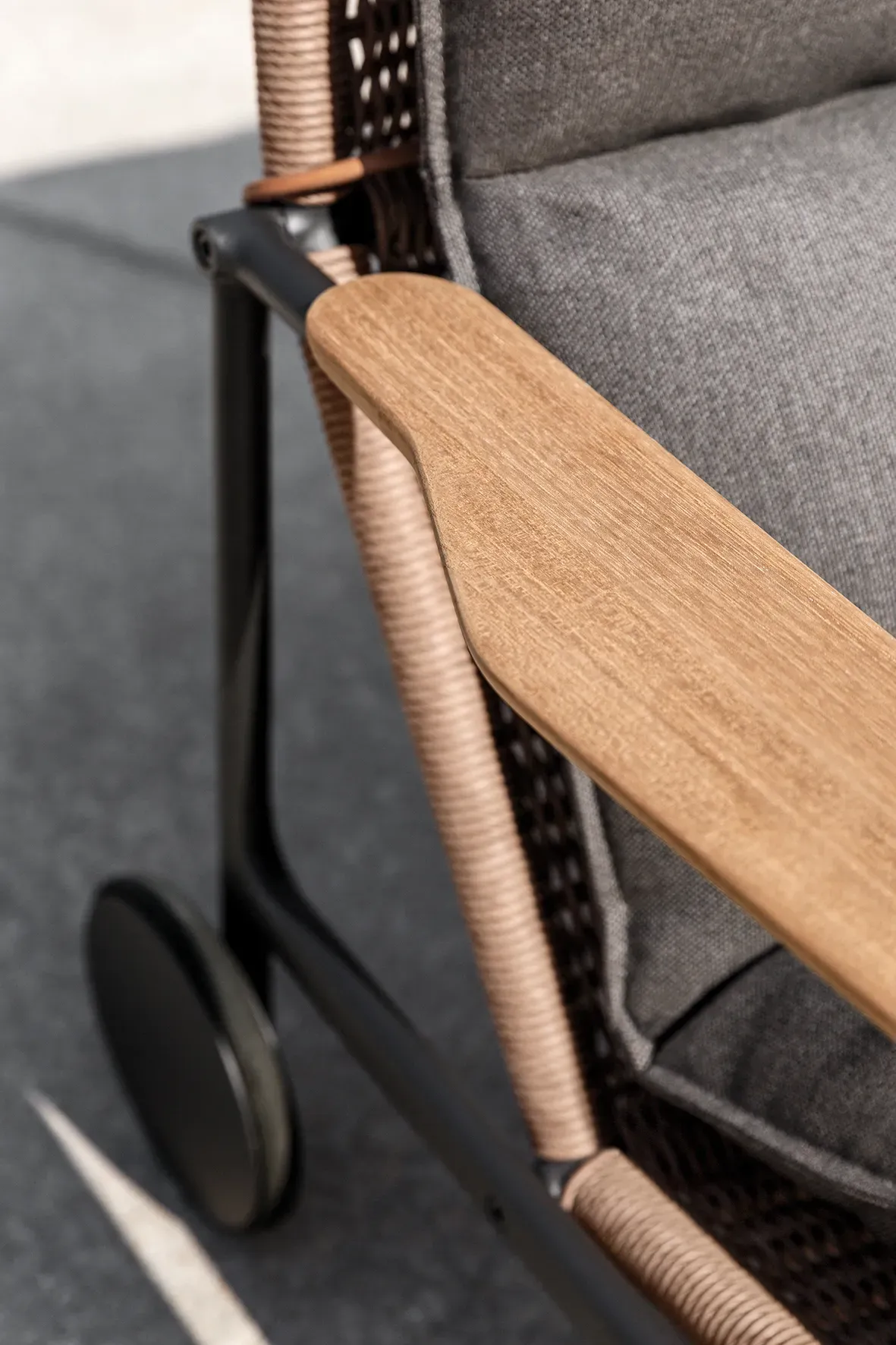 zenith lounge chair detail 1
