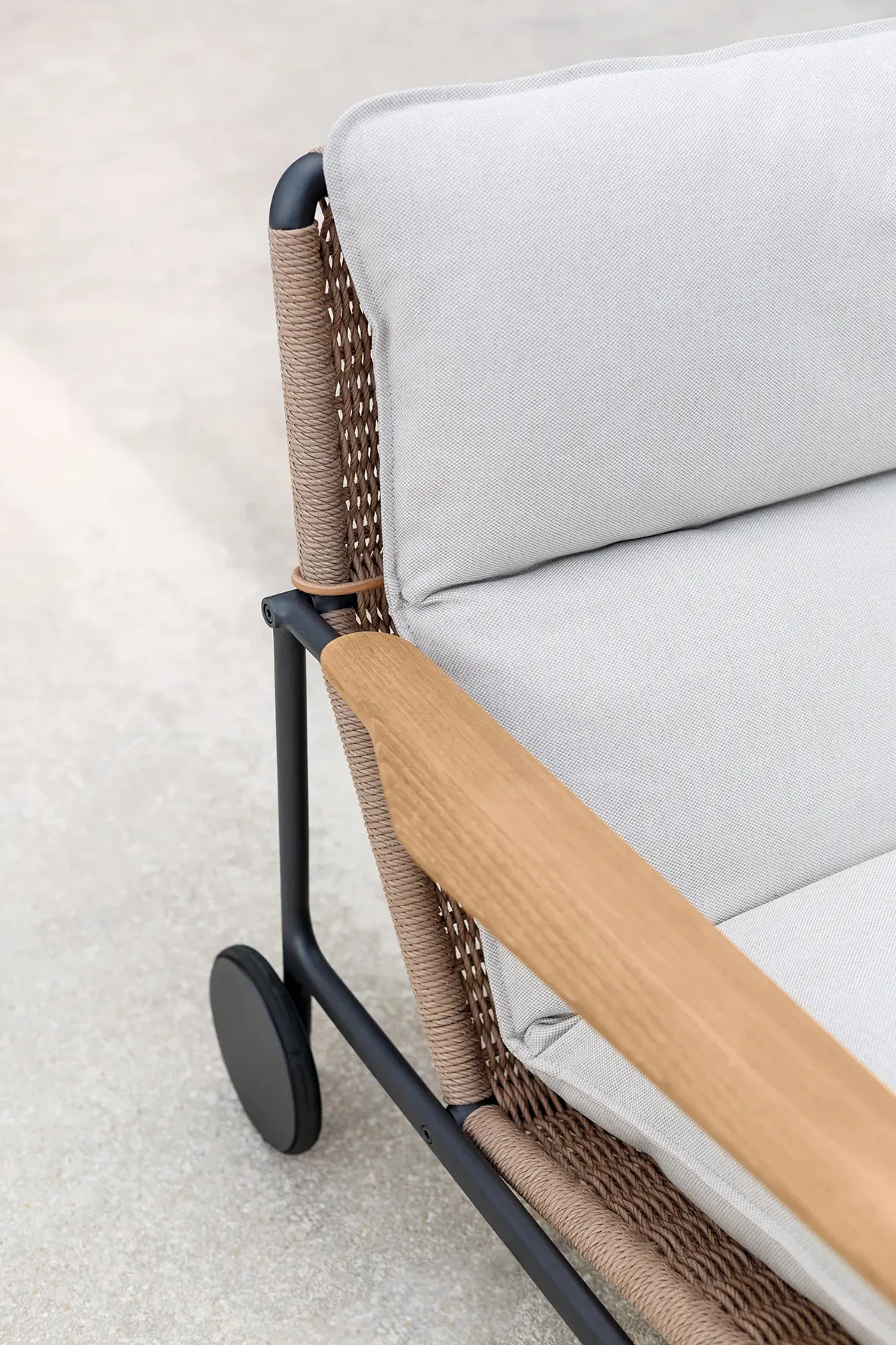 zenith lounge chair detail 2